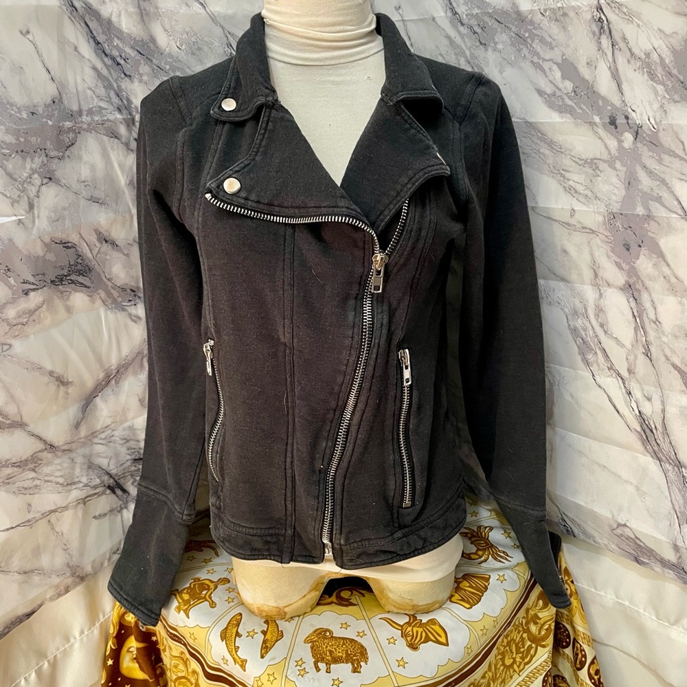 Stylish Black Jacket with Zipper Details